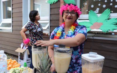 Con fiesta hawaiana motivan consumo de bebidas y frutas de temporada