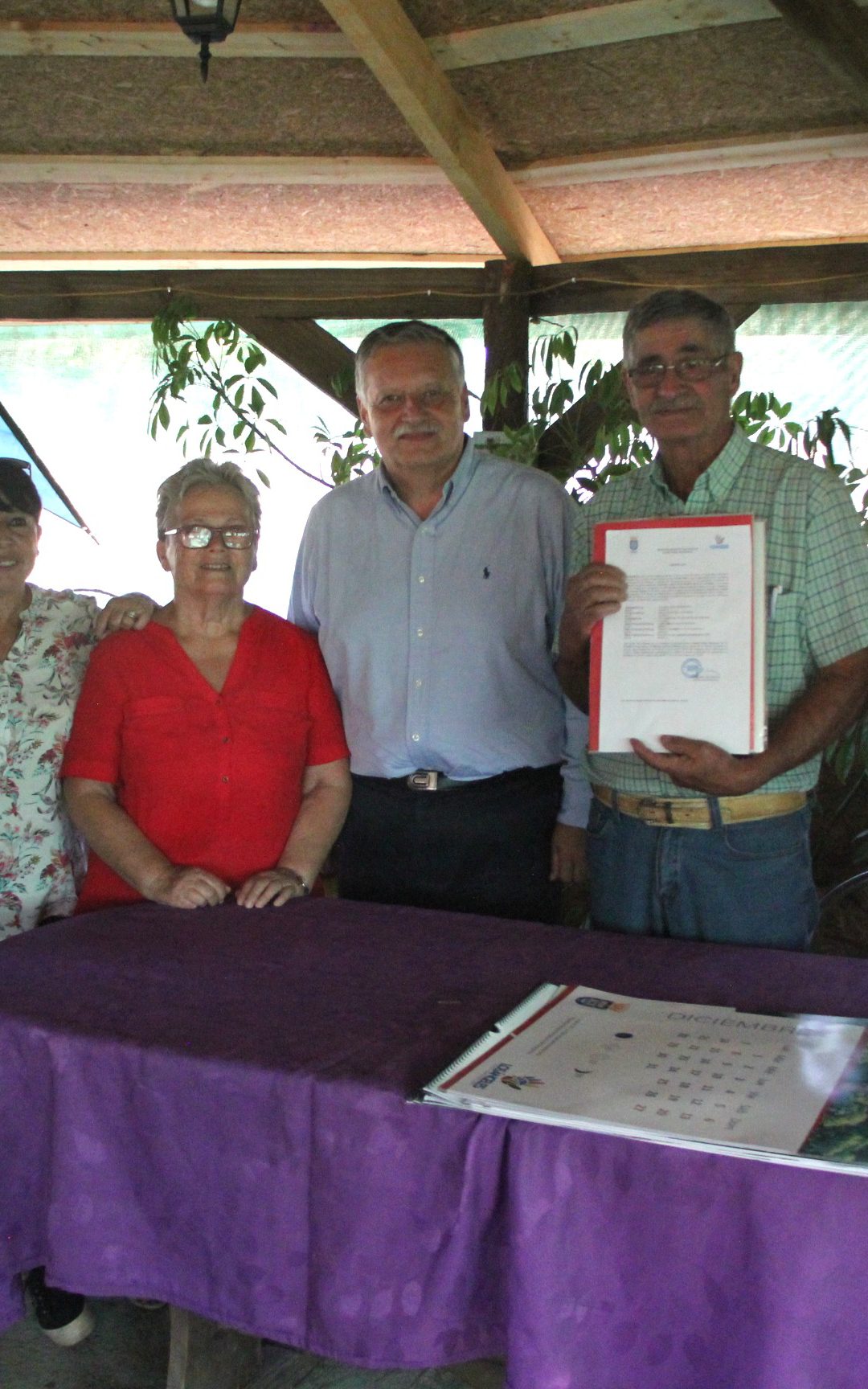El alcalde Esteban Krause entregó documento de formalización del nuevo Club de Adultos Mayores Allipen- Las Trancas