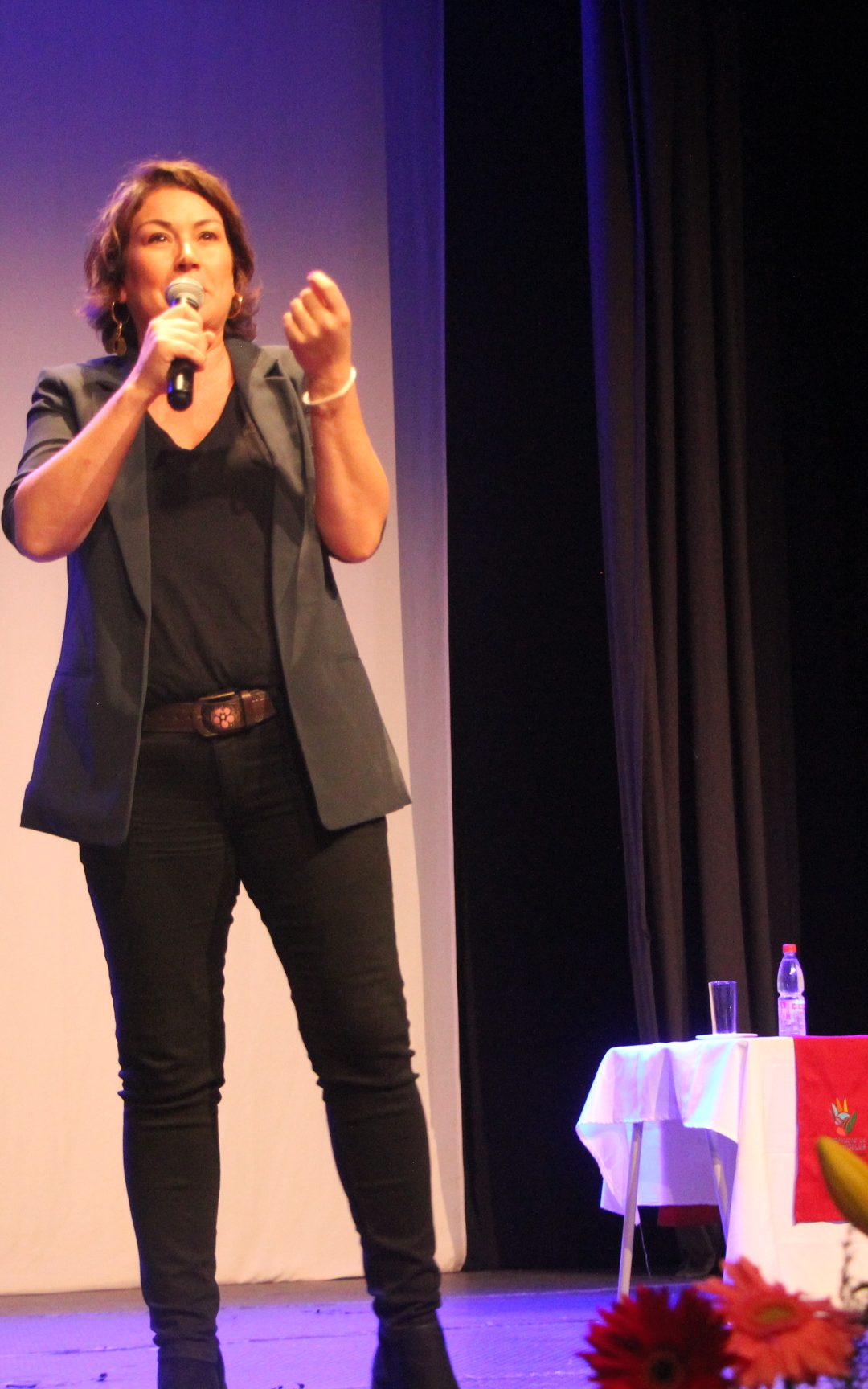 Javiera Contador maravilló a las mujeres angelinas con su humor y experiencia de vida