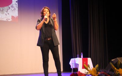 Javiera Contador maravilló a las mujeres angelinas con su humor y experiencia de vida