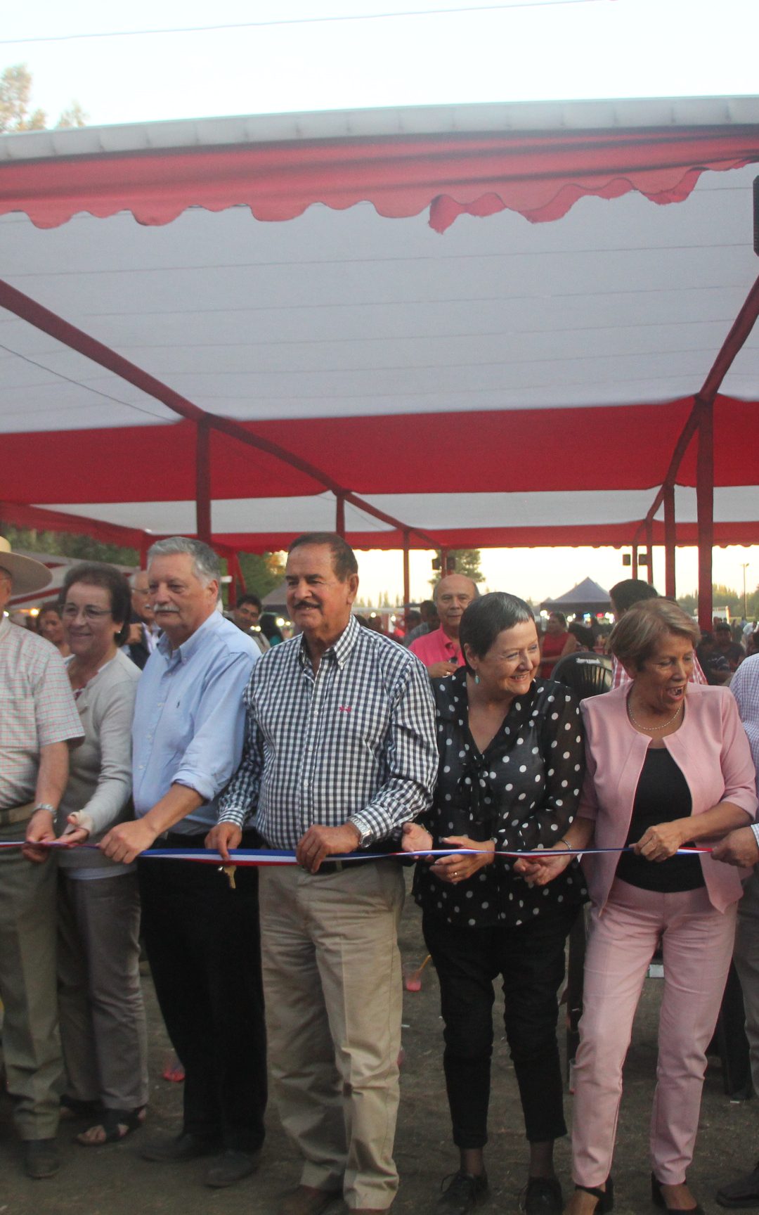 Con música típica y comida tradicional se vivió la feria costumbrista en La Perla