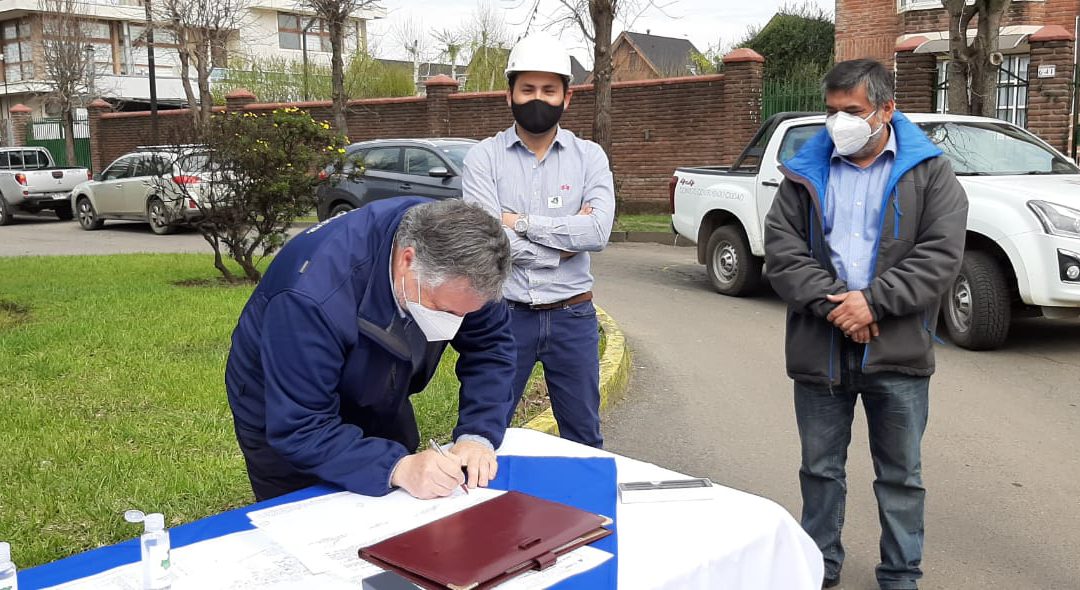 ALCALDE KRAUSE FIRMA CONTRATO DE OBRAS DE ALCANTARILLADO EN SECTOR MONTEGRANDE