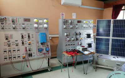 Liceo Industrial Samuel Vivanco Parada recibe nuevo equipamiento de paneles fotovoltáicos.