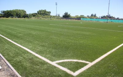 Un 85 por ciento de avance presentan las cinco canchas de pasto sintético que se construyen en Los Ángeles