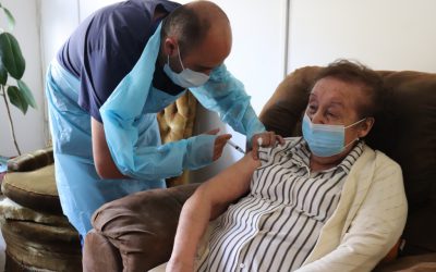 Salud comunal de Los Ángeles lleva vacunación Covid-19 a pacientes postrados