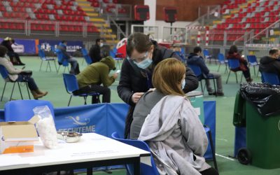 Más de 800 personas se vacunaron este sábado en el Polideportivo