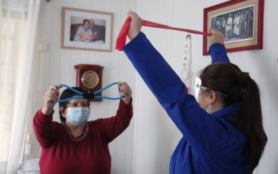 Pacientes con Parkinson de CESFAM Norte reciben implementación para “Gimnasio en mi hogar”