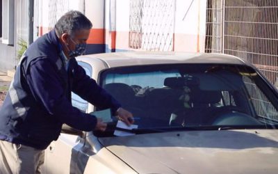 Municipalidad inicia campaña para evitar infracciones a vehículos mal estacionados.