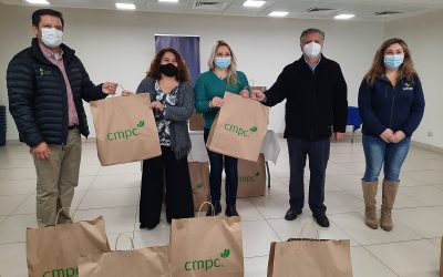 CMPC dona kit de sanitización para locatarios de feria artesanal municipal