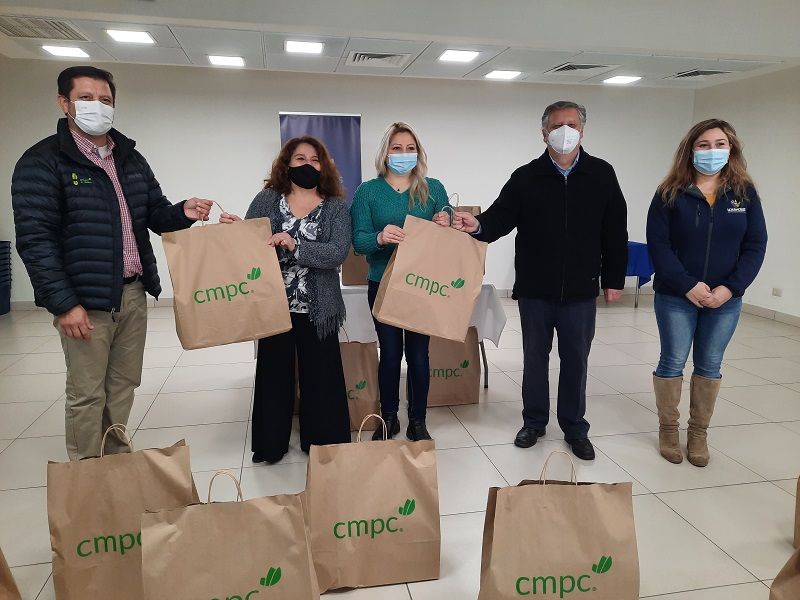 CMPC dona kit de sanitización para locatarios de feria artesanal municipal