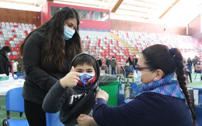 Angelinos llaman a rezagados a vacunarse contra el Covid-19 y la influenza