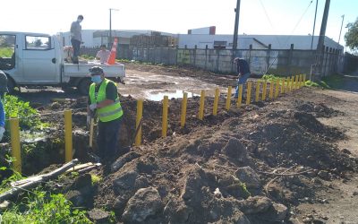 Municipalidad instala bolardos metálicos para frenar basurales ilegales