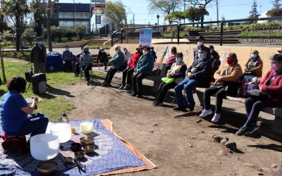 Adultos mayores del CESFAM Dos de Septiembre disfrutaron de cuencoterapia al aire libre