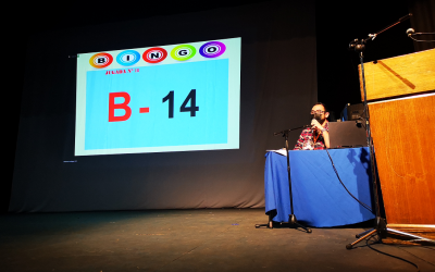 Decenas de adultos mayores disfrutaron de bingo presencial en el Teatro Municipal
