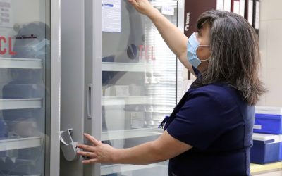 Nuevas vitrinas clínicas refrigeradas asegurarán correcta mantención de vacunas