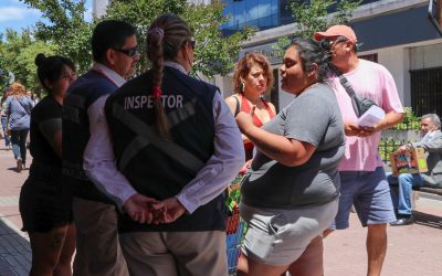 Este 1 de Diciembre partió la fiscalización del comercio ambulante ilegal en Los Ángeles, esto de la mano del cierre paulatino del paseo Colón, para uso exclusivo de peatones. De acuerdo a lo expresado por el Alcalde Esteban Krause, la medida se ha venido desarrollando durante todo el año por parte de los equipos de seguridad e inspección municipal, pero se intensificará durante este último mes del año con el objetivo de evitar la venta ilegal a cargo de personas sin patente municipal y también la competencia desleal con ambulantes que si cuentan con permiso y el comercio establecido, provocando además aglomeración en el área céntrica además de la imposibilidad de transitar en forma expedita de las personas que circulen por el centro de la ciudad. La fiscalización responde a un trabajo iniciado junto con la Cámara de Comercio, Cámara de Comercio detallista y Carabineros, desde comienzos de este 2022, con el objetivo de evitar la presencia de ellos, en las calles de la comuna. Recordemos que al igual que en oportunidades anteriores, equipos municipales en compañía de Carabineros proceden a la infracción y posterior decomiso de las especies, lo que se suma al despeje de todo el sector, para así evitar focos delictuales, especialmente en el perímetro céntrico y de la vega techada, uno de los puntos comerciales más concurridos. El Director de Seguridad e Inspección Municipal Miguel Ángel Irribarra, señaló que la intensificación en la fiscalización de este tipo de delitos, responde a que a la llegada de fin de año se produce un incremento en las compras, oportunidad en la que también aumenta la presencia de comercio informal en las calles, transgrediendo la Ley 21.426 que regula esta actividad.
