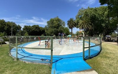 Cientos de niños ya asisten a los dos juegos de agua de la comuna