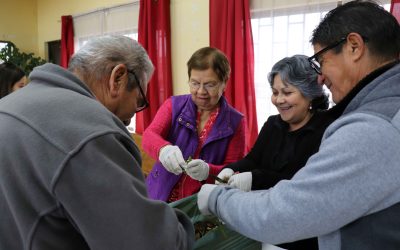 Personas mayores del CESFAM Norte aprenden sobre compostaje