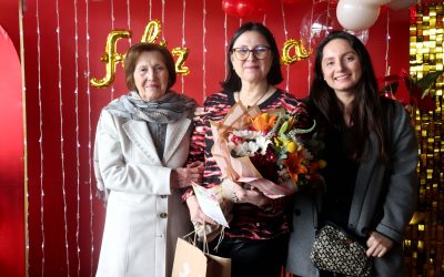 Premian a matrona del CESFAM Entre Ríos por 30 años de ejercicio profesional