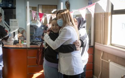 Médicos de familia del CESFAM Dos de Septiembre regalaron abrazos en su día