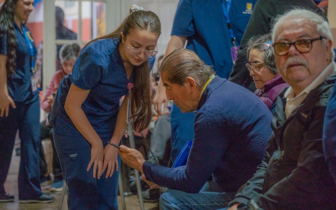 Personas mayores acceden a alfabetización digital