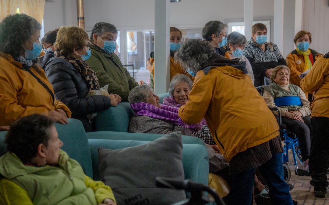 Grupo de autoayuda del CESFAM Santa Fe regaló bufandas a residentes de ELEAM