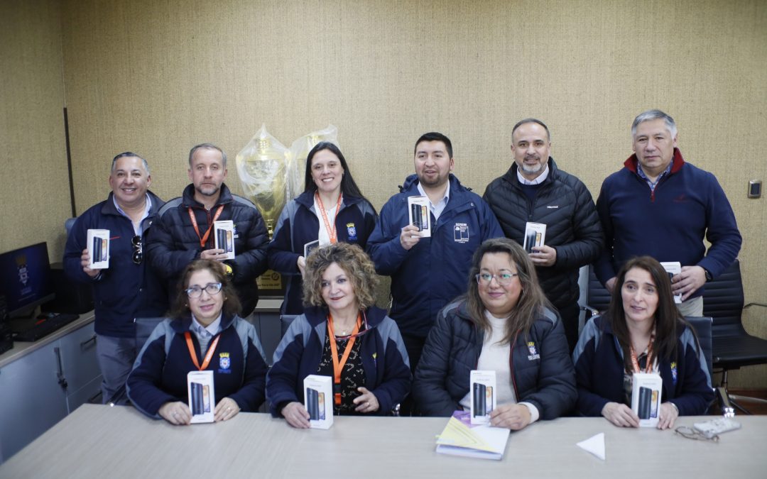 Municipalidad de Los Ángeles recibió más de 30 teléfonos celulares para mejorar atención social