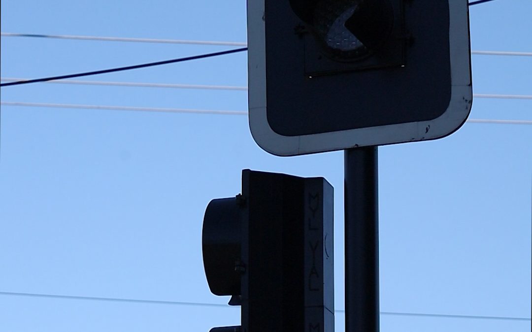 Municipio impulsa nueva instalación de semáforos y balizas