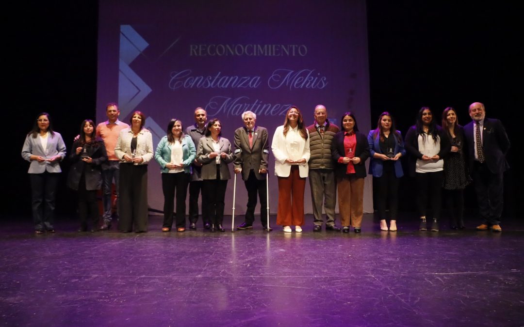 En Los Ángeles destacan a 45 asistentes de la Educación Municipal.